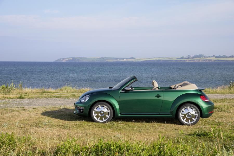  Volkswagen Beetle Cabriolet 2016 года  (фото 18 из 21)